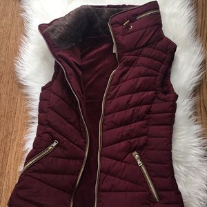 Maroon vest with faux fur collar.